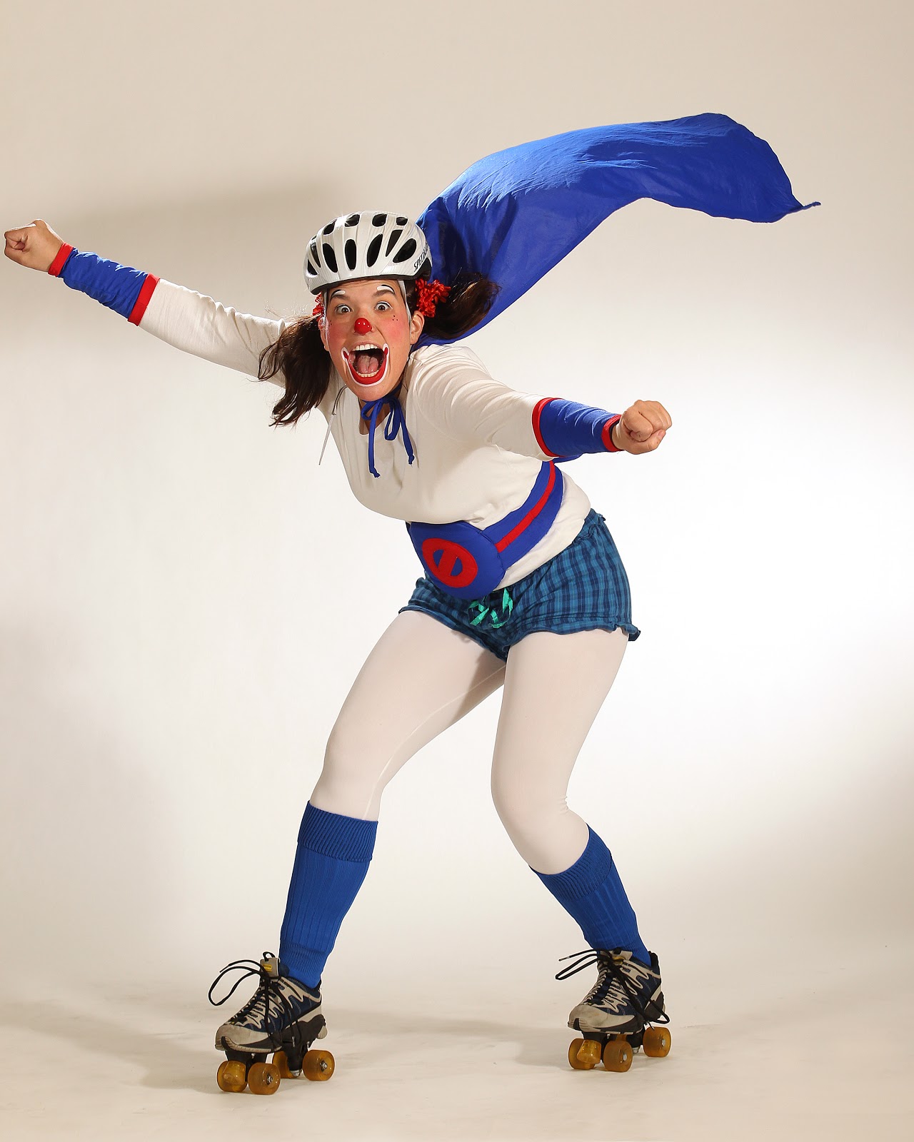 A very particular clown super hero character! A super Drouille for a parade, festival or a any kind of party. A clown in Montreal, a clown in Laval or a clown in Mirabel, don’t look any further, she travels all across Québec on her skates or on her scooter!