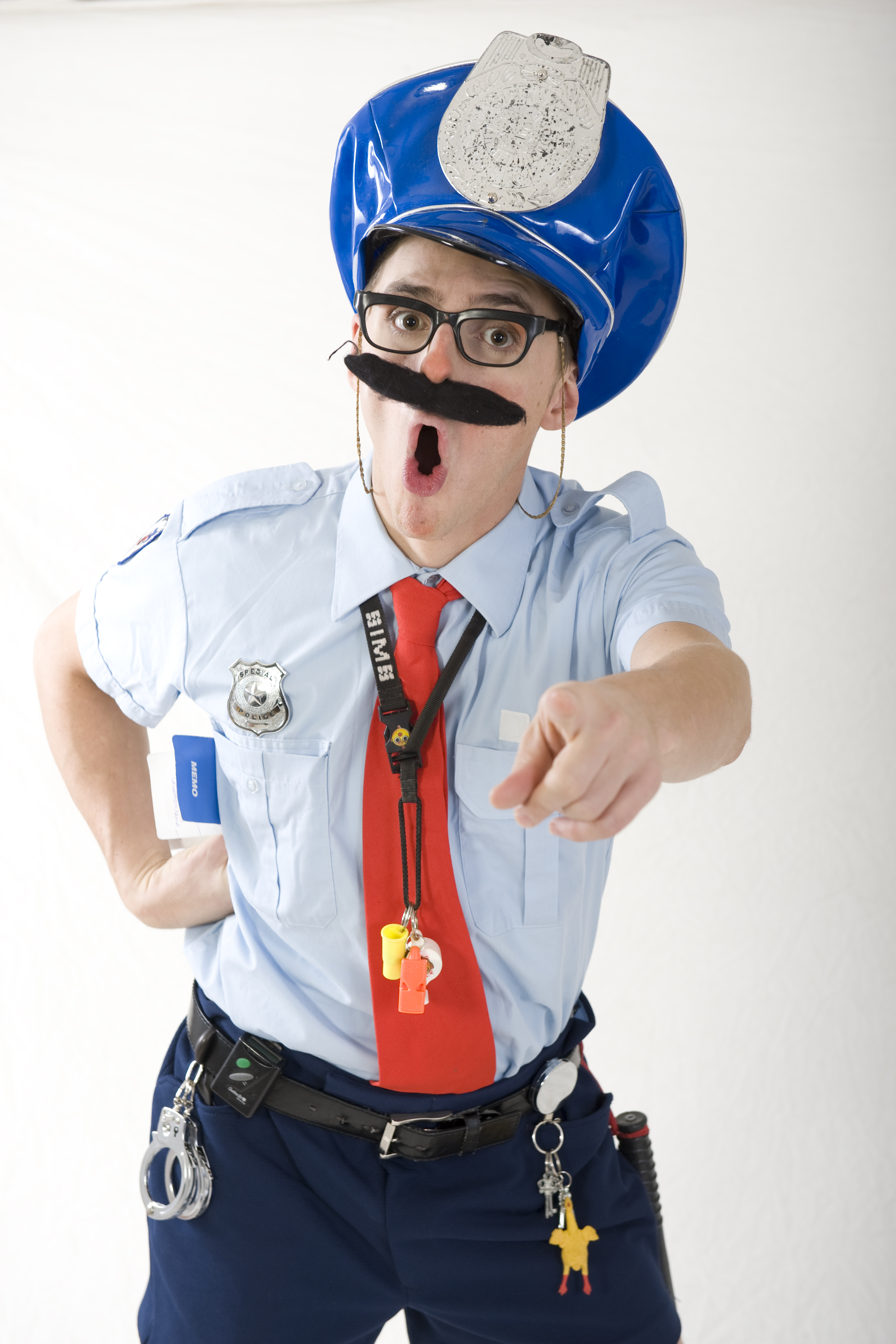 A policeman clown, why not! And he is an ideal duet partner for the prisoner-clown Drouille! Together they give quite a show. For festival, street entertainment, a carnival, a thematic party, a parade, or whatever else you have in mind! They travel throughout Quebec to make you laugh.