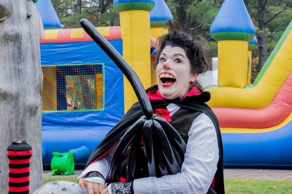 Watch out boys and girls, stay calm and don't panic while i present you Drouille the comical vampire! With her balloon sculptures at the height of her teeth she attracts the attention of everyone. Her teeth are seen from Montreal to Longueuil, Terrebonne to St-Eustache! This Clown is just totally AMAZING. 
