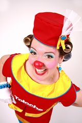 Clown Totoche, la partenaire presque jumelle de Drouille le clown!  Leur spectacle en duo est rempli de magie et de surprise, définitivement un succès pour votre party corporatif.  